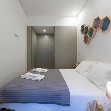 Апартаменты Lovelystay - Stylish Central By Bolhao Market